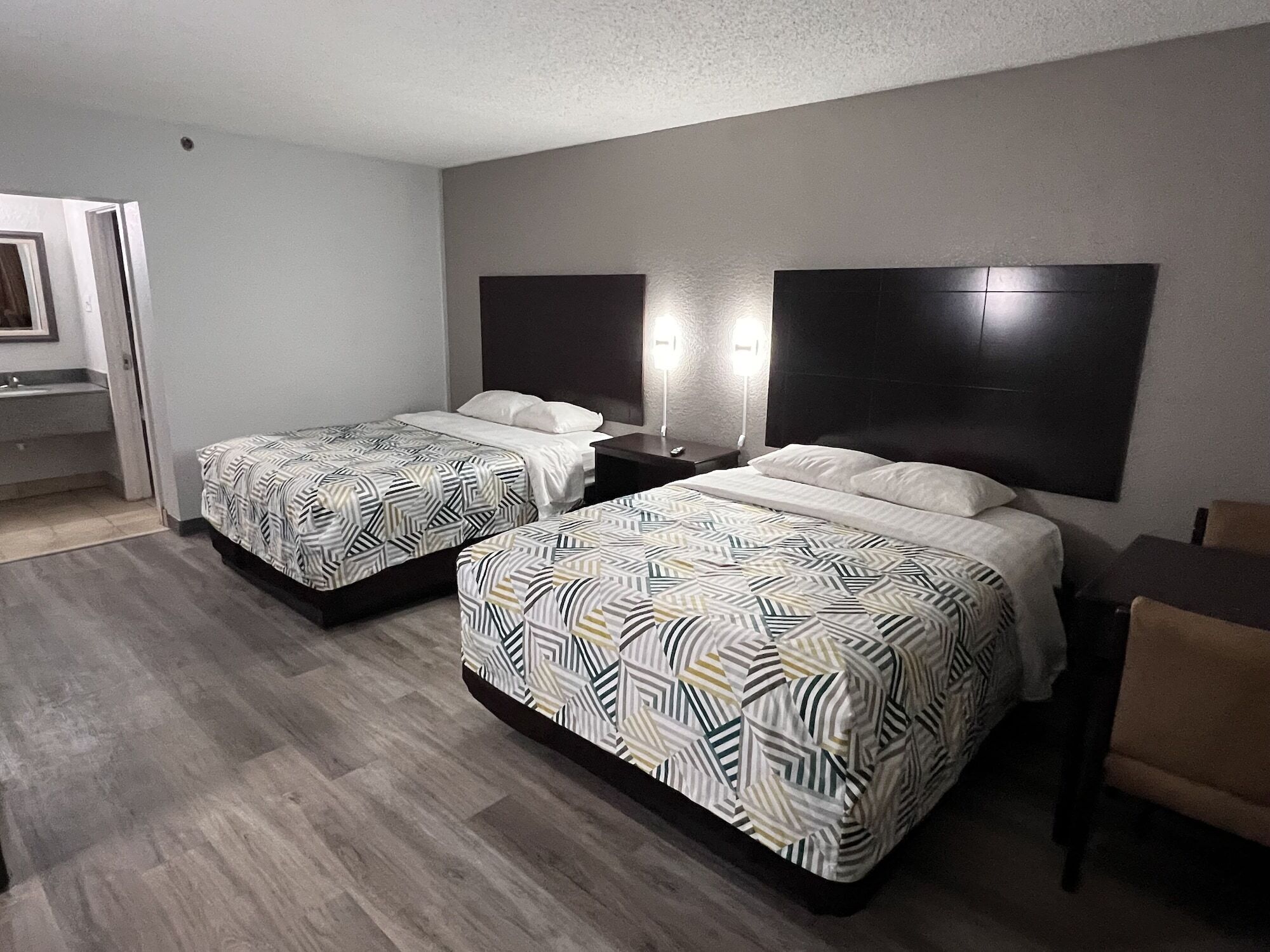 Bureau, espace de travail pour ordinateur portable, rideaux occultants