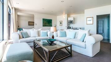 Suite (Great Barrier Suite) | Pillowtop beds, in-room safe, iron/ironing board, cribs/infant beds