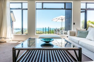 Colchones con pillow-top y caja de seguridad en la habitación 