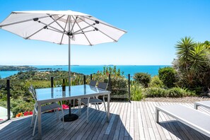 Suite (Great Barrier Suite) | Terrace/patio - Enclosure Bay (Waiheke Island)