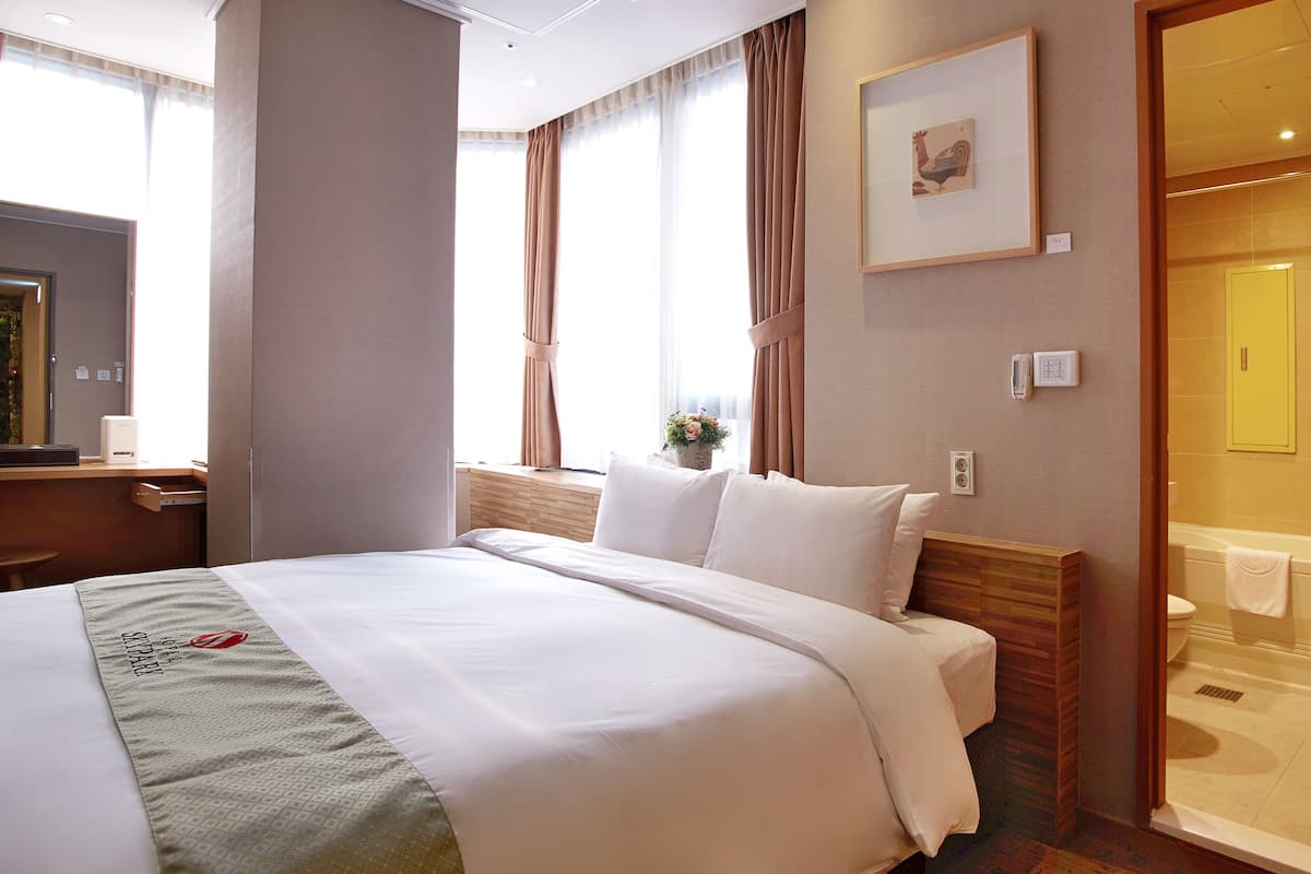 Premium bedding, in-room safe, desk, soundproofing
