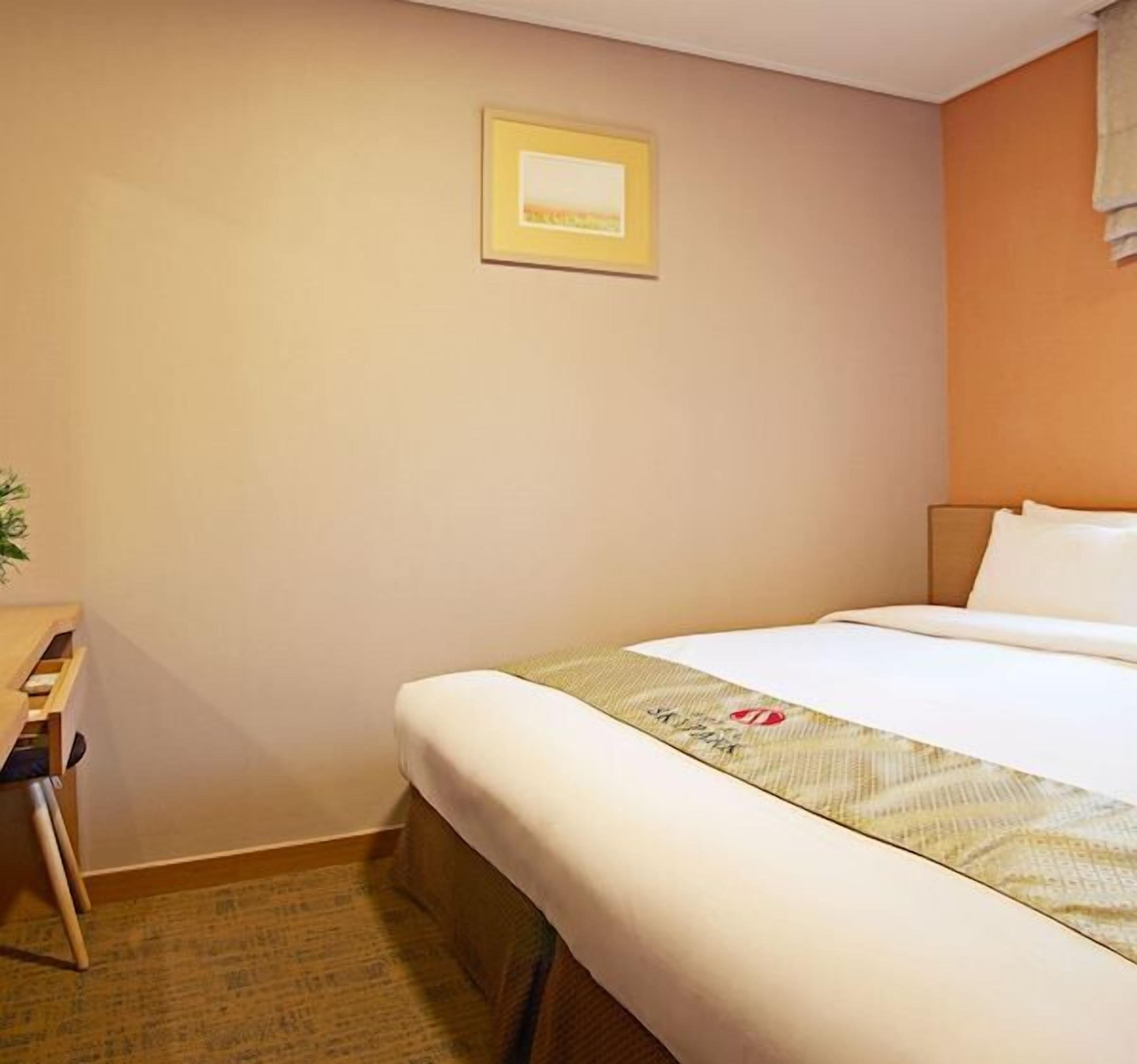 Premium bedding, in-room safe, desk, soundproofing