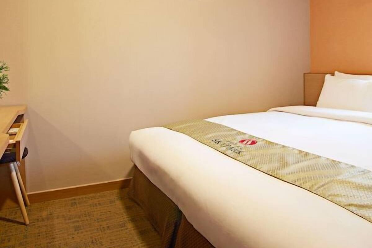 Premium bedding, in-room safe, desk, soundproofing