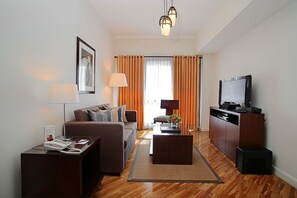 32 inci televisyen LCD dengan kabel, TV, pemain DVD