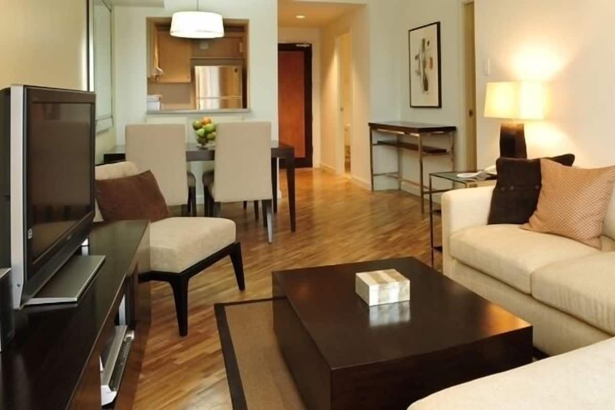 2 Bedroom Deluxe | 起居区 | 32-英寸液晶电视（配备有线频道）、电视、DVD 播放器