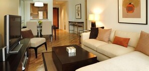 2 Bedroom Deluxe | Ruang tamu | 32 inci televisyen LCD dengan kabel, TV, pemain DVD