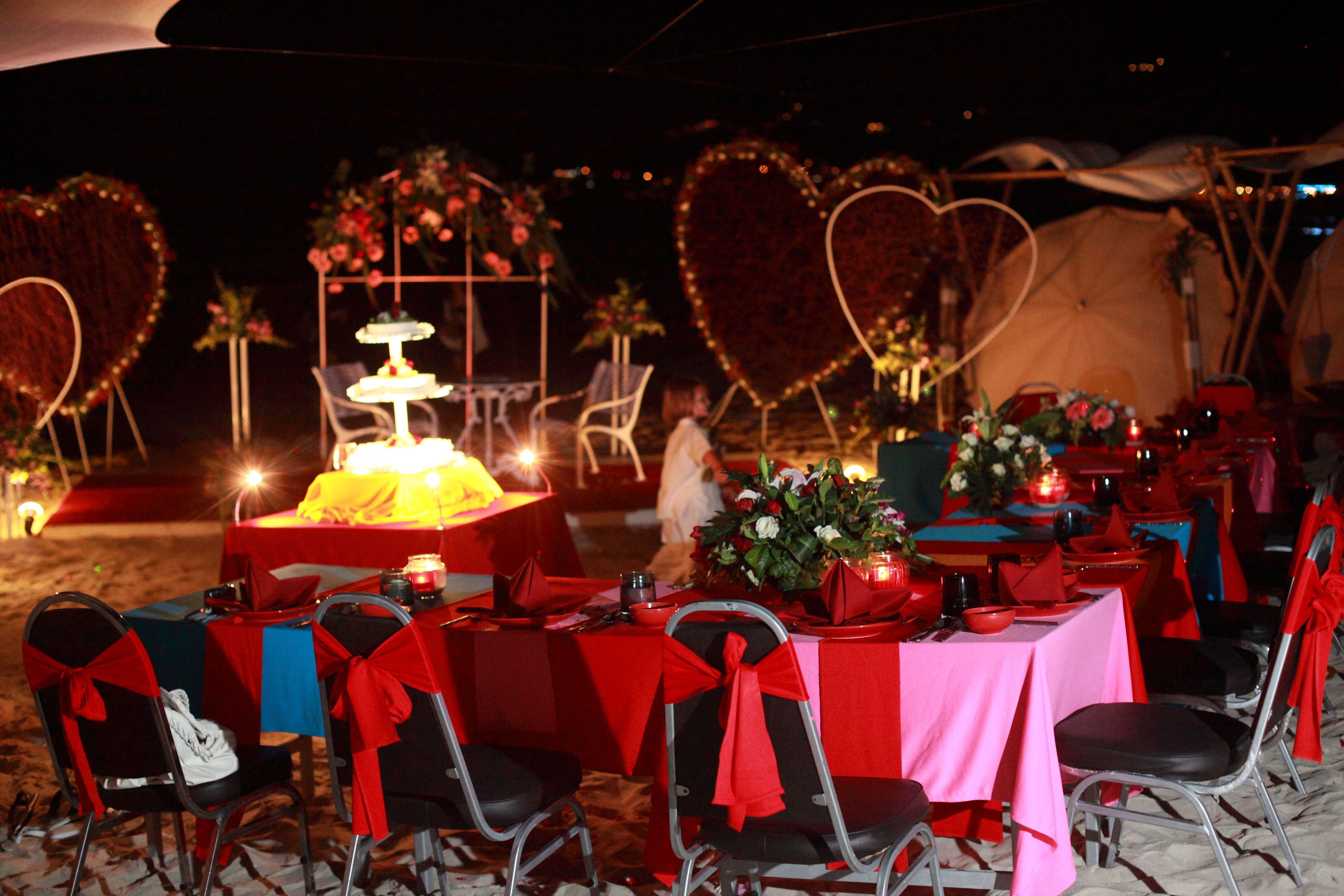 breakfast, lunch and dinner served