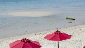 Di pantai, pasir putih, kerusi lepak pantai, payung