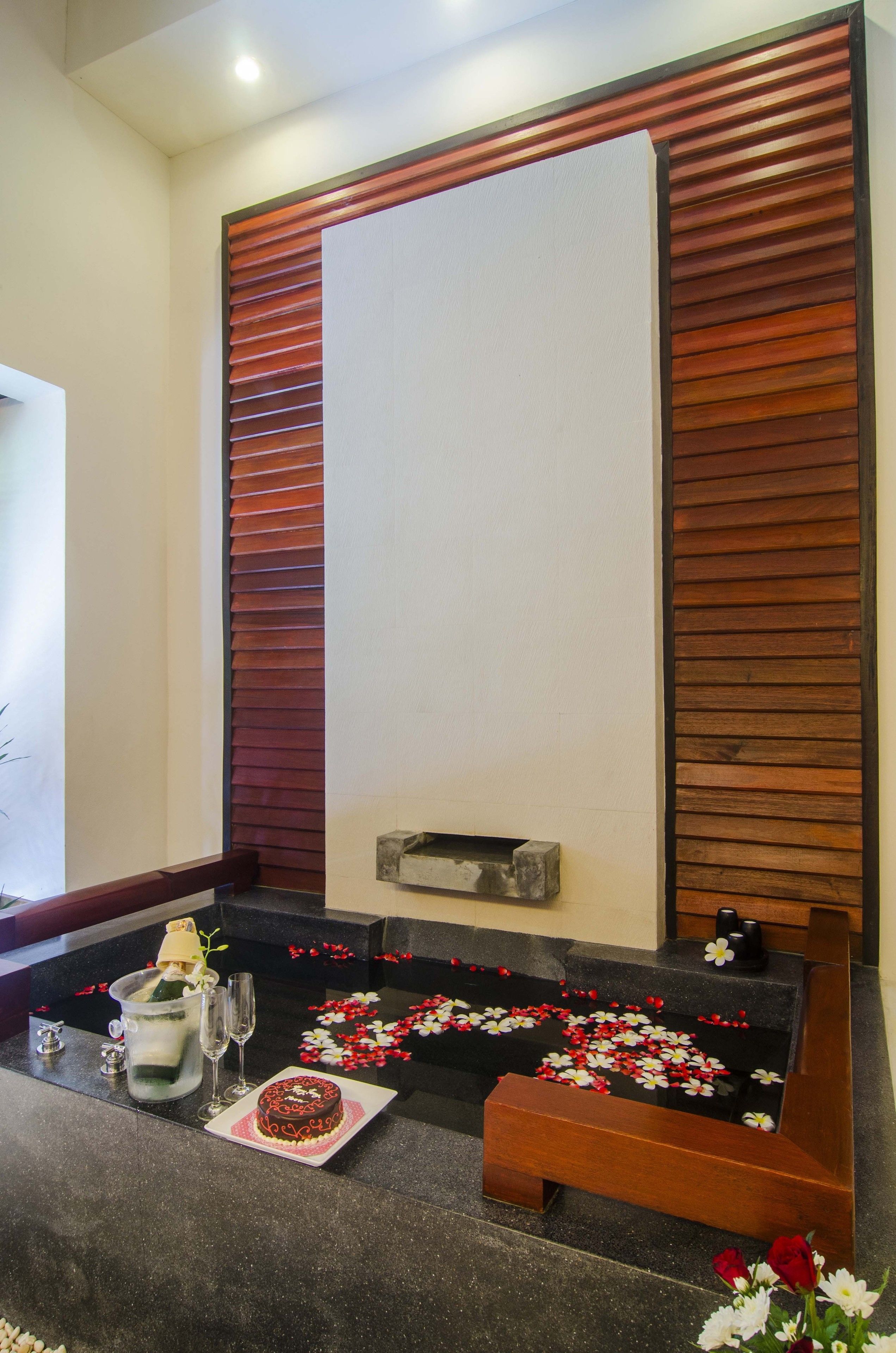 duplex suite | deep-soaking bathtub