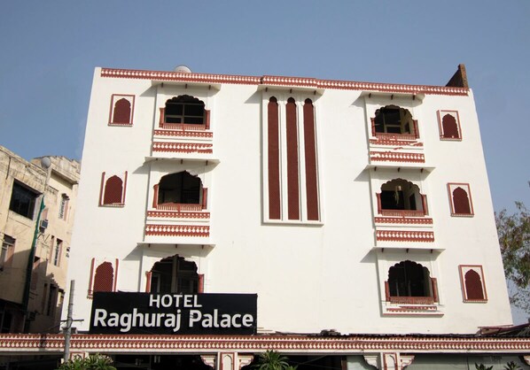 A building with a sign reading "HOTEL Raghuraj Palace." - Hotel Raghuraj Palace (Jaipur)