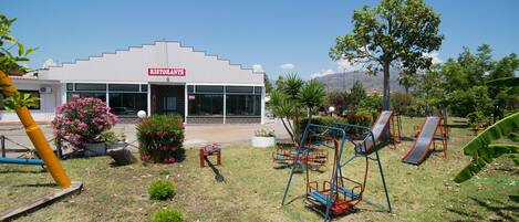 Un restaurante con fachada blanca y un letrero que dice "RISTORANTE".