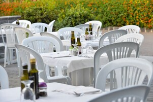 Se sirven desayunos y cenas, con vista al jardín 