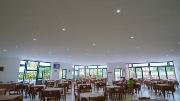 Frokost og middag serveres, utsikt mot hagen