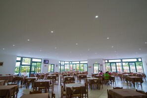 Aperto a colazione e cena, con vista sul giardino