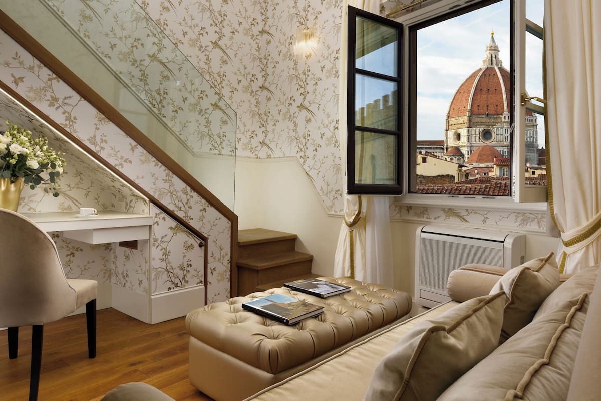 Suite Junior City View | Egyptian cotton sheets, premium bedding, minibar, in-room safe