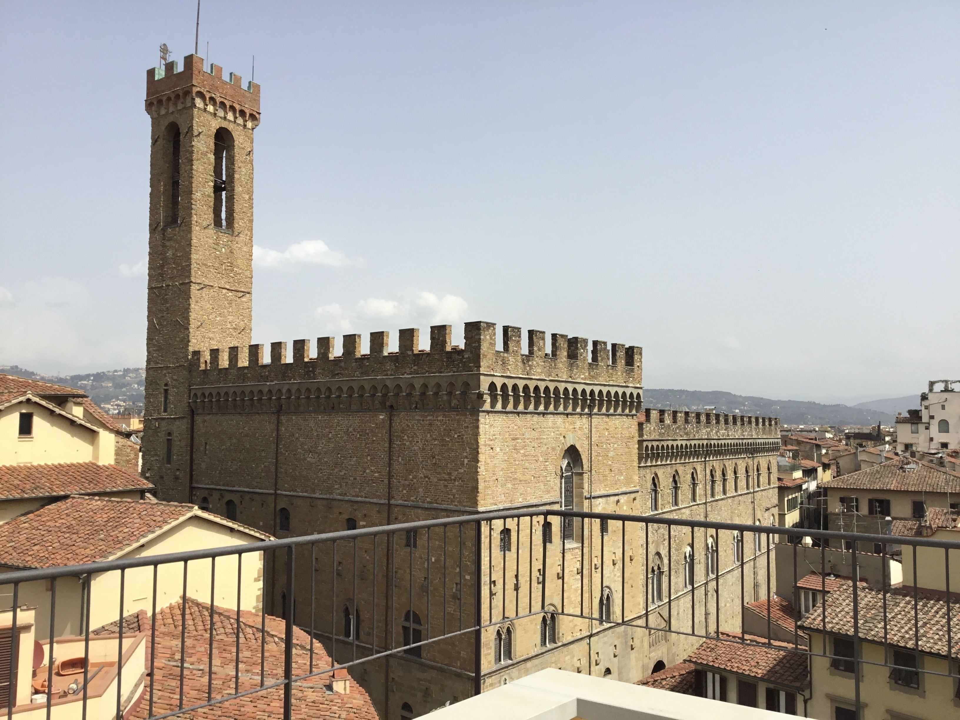 Un edificio histórico de piedra con una torre destacada y muros almenados, probablemente una fortaleza o castillo.