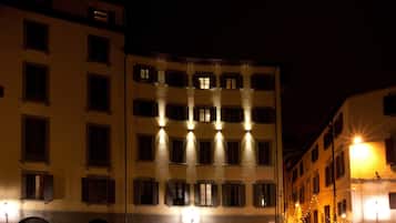 Fachada del alojamiento - Noche