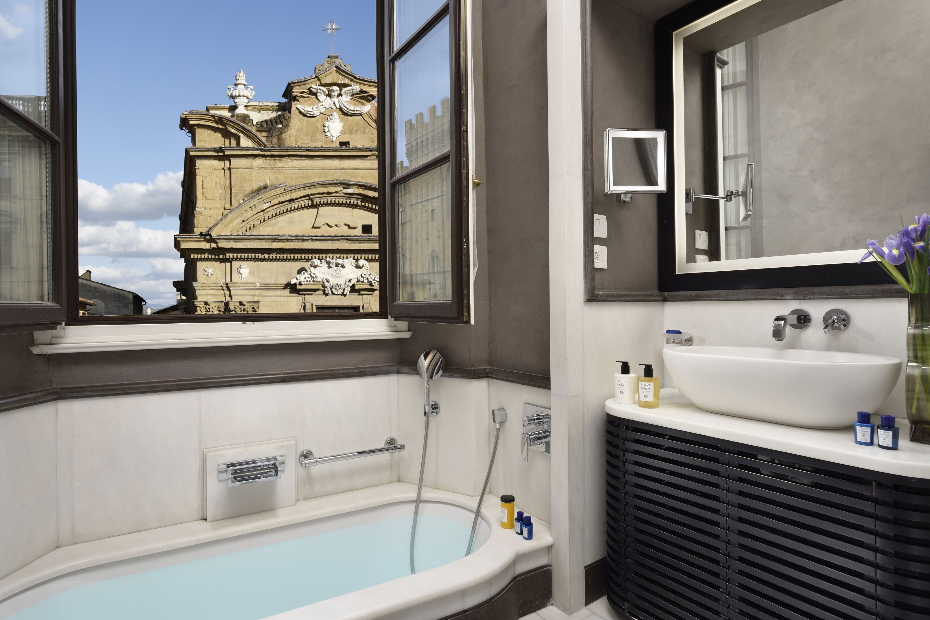 executive suite, city view | bathroom | rainfall showerhead, hair dryer, bathrobes, slippers