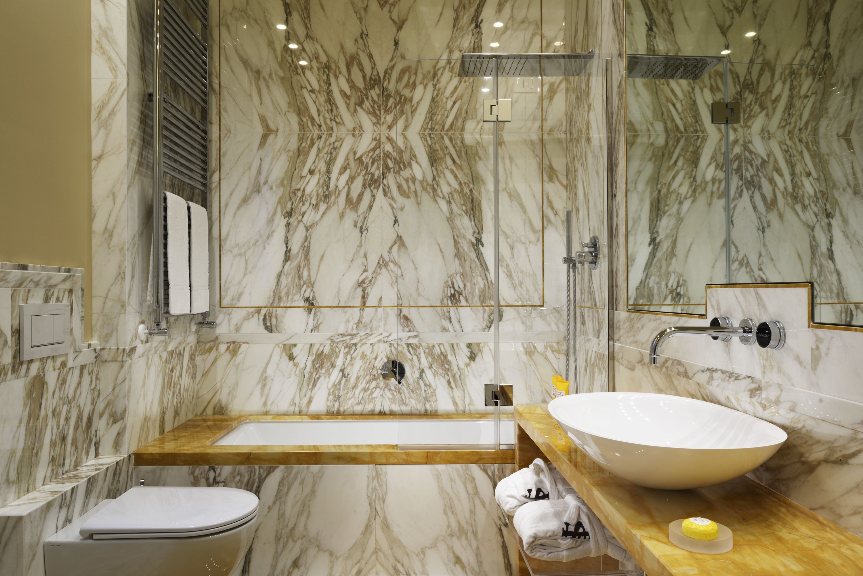 suite junior, vista città | bathroom | rainfall showerhead, hair dryer, bathrobes, slippers