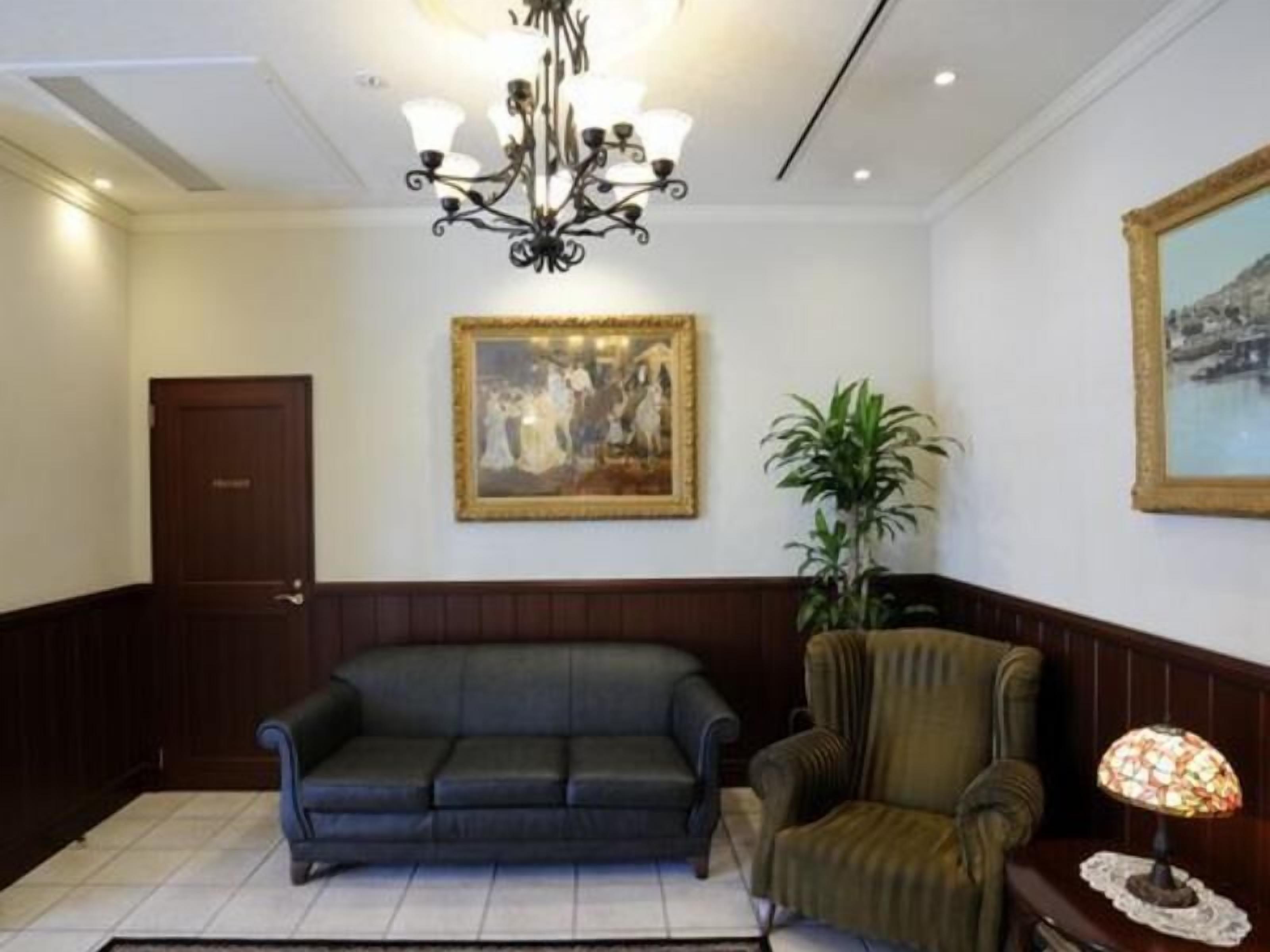 32-inch flat-screen tv with digital channels, tv