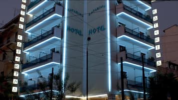 واجهة المنشأة - في المساء/الليل