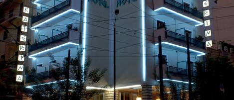 住宿正面 - 傍晚/夜晚