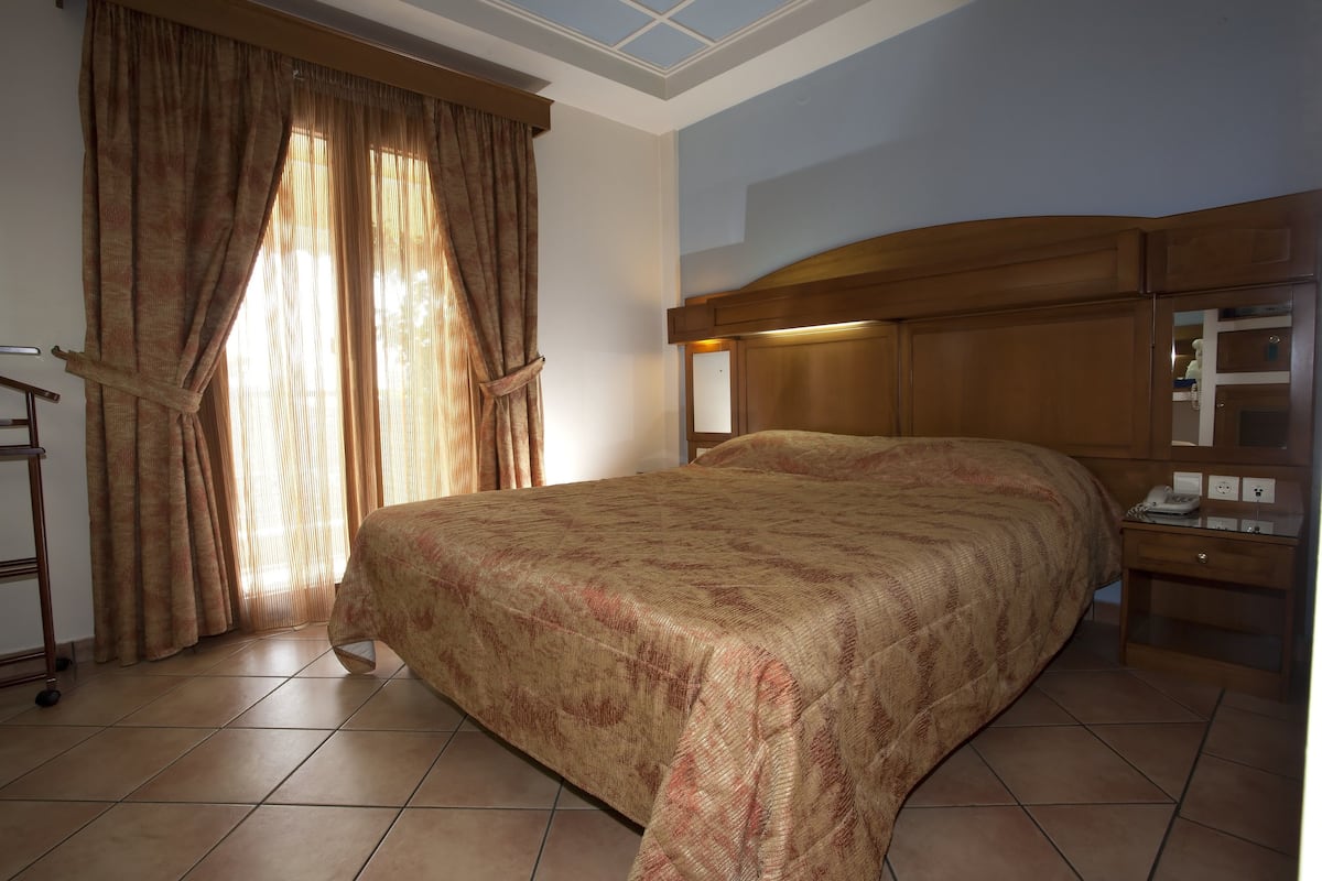 Minibar, in-room safe, soundproofing, free WiFi
