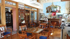 Ein Restaurant mit Holztischen, Glastischen und einer klassischen Einrichtung.
