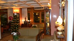 Ein gemütliches Wohnzimmer mit Weihnachtsbaum, Sofas und einem Couchtisch.