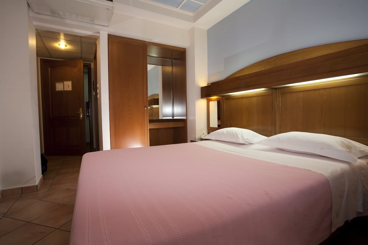 Minibar, in-room safe, soundproofing, free WiFi