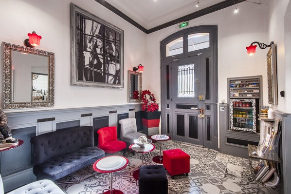 ฝ่ายต้อนรับ