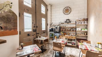 Dagelijks ontbijtbuffet (EUR 11.50 per persoon)