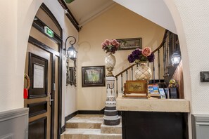 ฝ่ายต้อนรับ