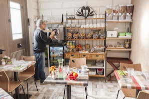 Café da manhã com buffet todos os dias mediante uma taxa