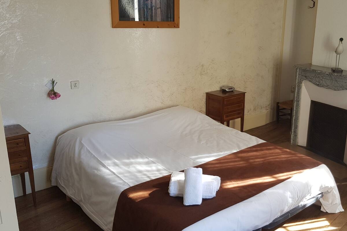 Individually decorated, desk, free WiFi, bed sheets