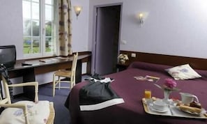 Desk, rollaway beds, free WiFi