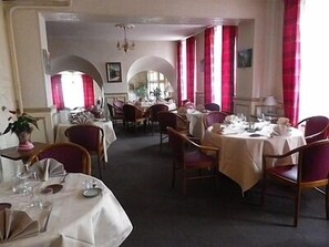 Daily buffet breakfast (EUR 13 per person) - Hotel de La Poste (Clamecy)