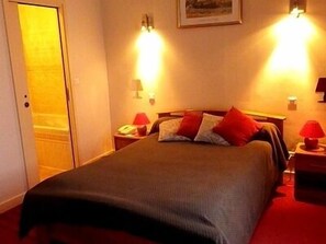 Comfort Double Room | Egyptian cotton sheets, premium bedding, memory-foam beds, desk - Hotel de La Poste (Clamecy)