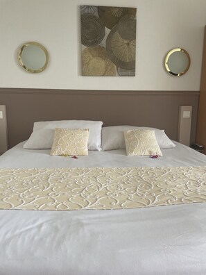 Double Room | Premium bedding, in-room safe, desk, blackout curtains - Hôtel Côté Sud Léman (Thonon-les-Bains)