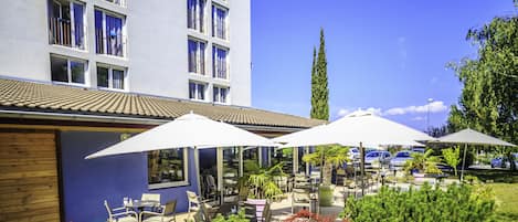 Aperto a colazione e pranzo, cucina francese, con vista sul giardino 