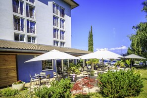 Déjeuner, dßner et souper servis sur place, vue sur le jardin