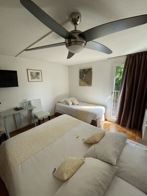 Quarto triplo | Roupas de cama premium, cofres nos quartos, escrivaninha