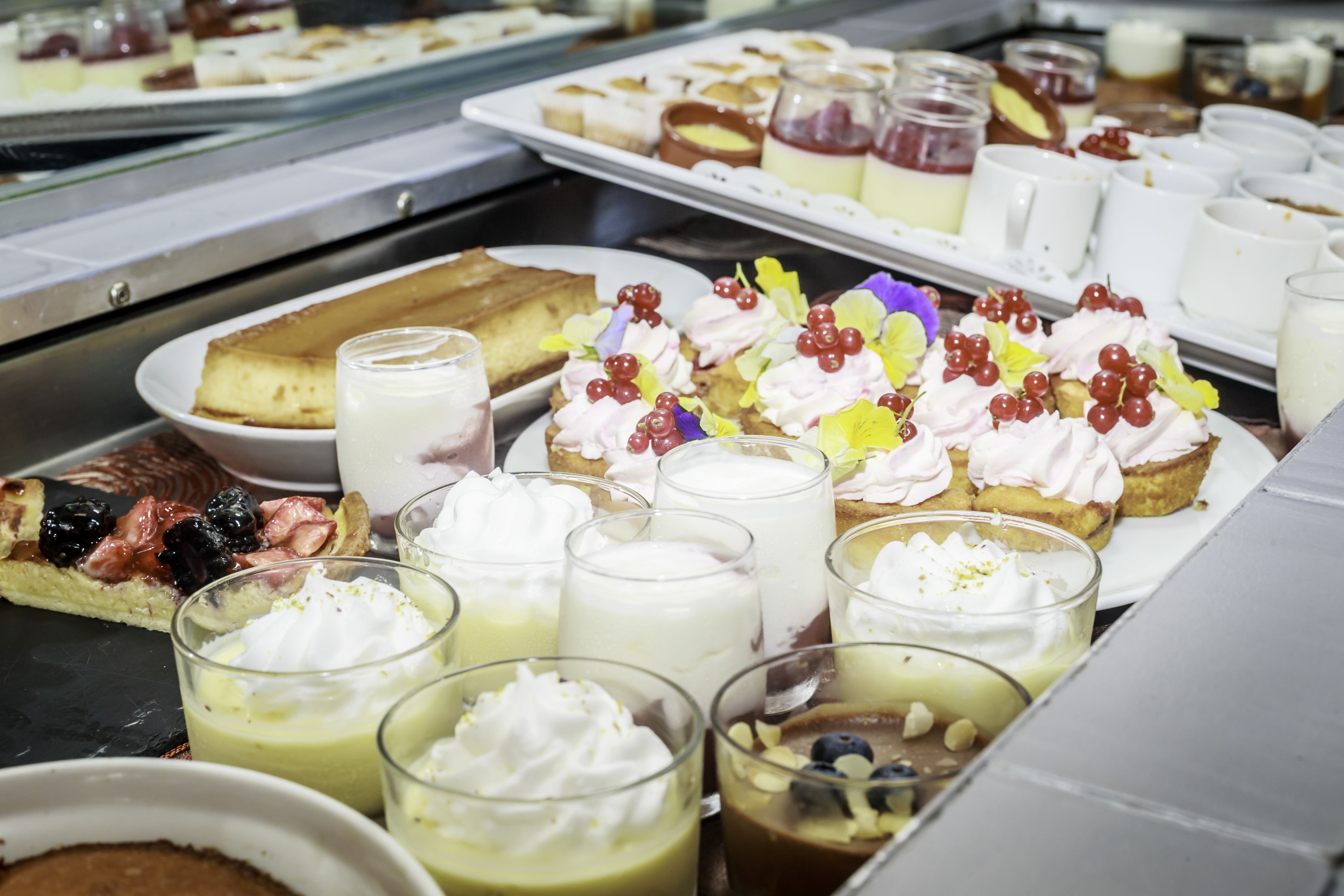 Diverse desserts en drankjes zijn uitgestald.