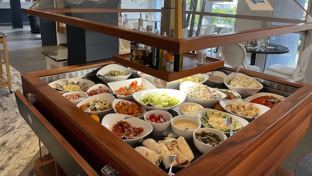 Un bufé con diversos platos y salsas.