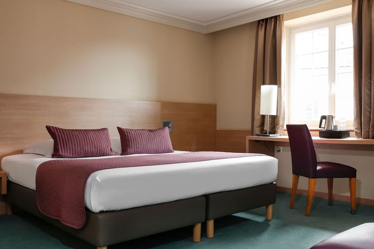 Comfort Room, 1 Queen Bed | 3 bedrooms, in-room safe, desk, blackout drapes