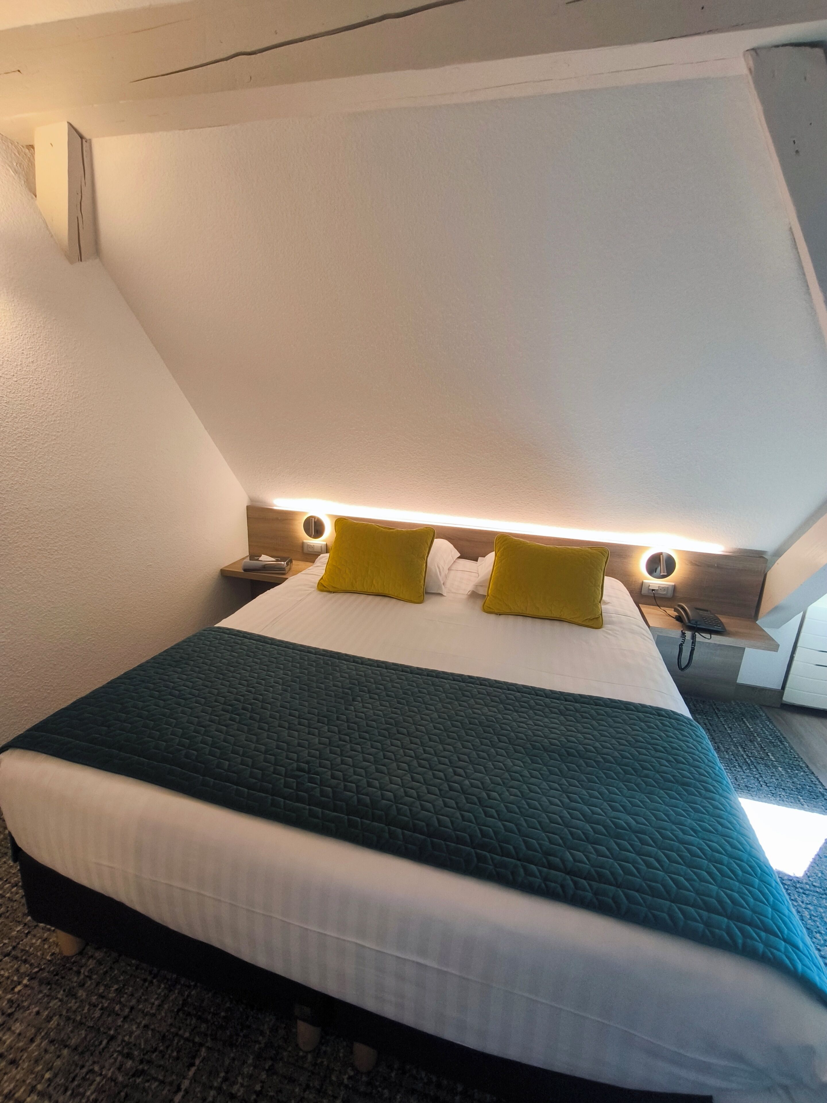 Comfort driepersoonskamer, Meerdere bedden | Een kluis op de kamer, een bureau, verduisterende gordijnen