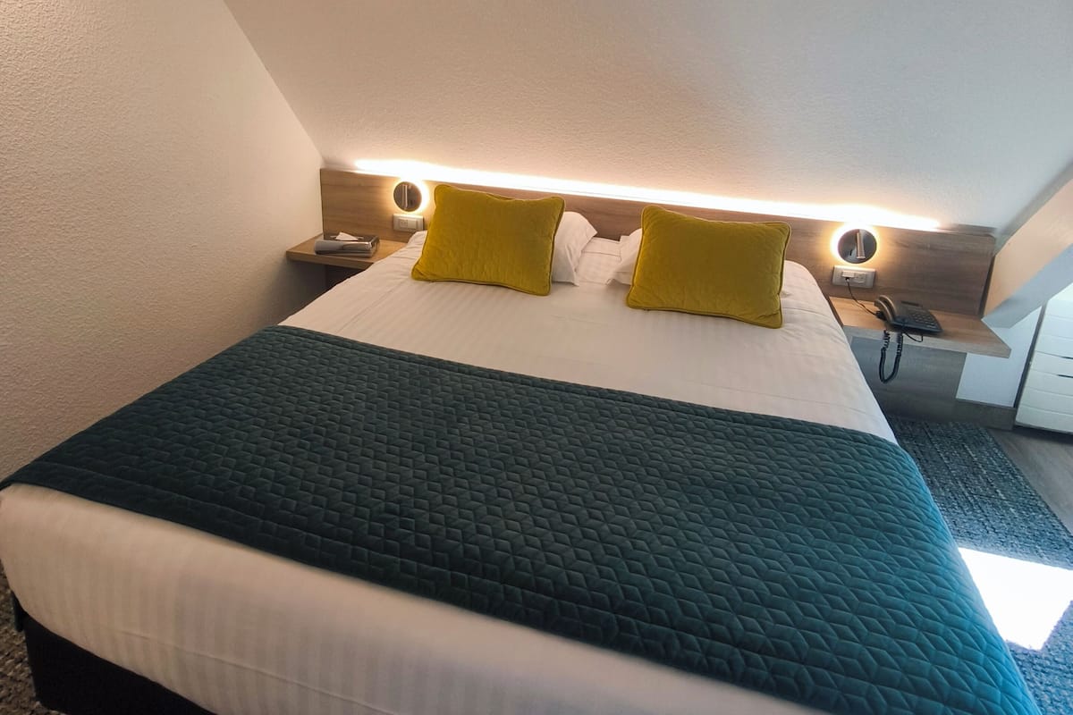 Kamar Triple Comfort, Beberapa Tempat Tidur | Brankas, meja kerja, tirai kedap cahaya, dan kedap suara