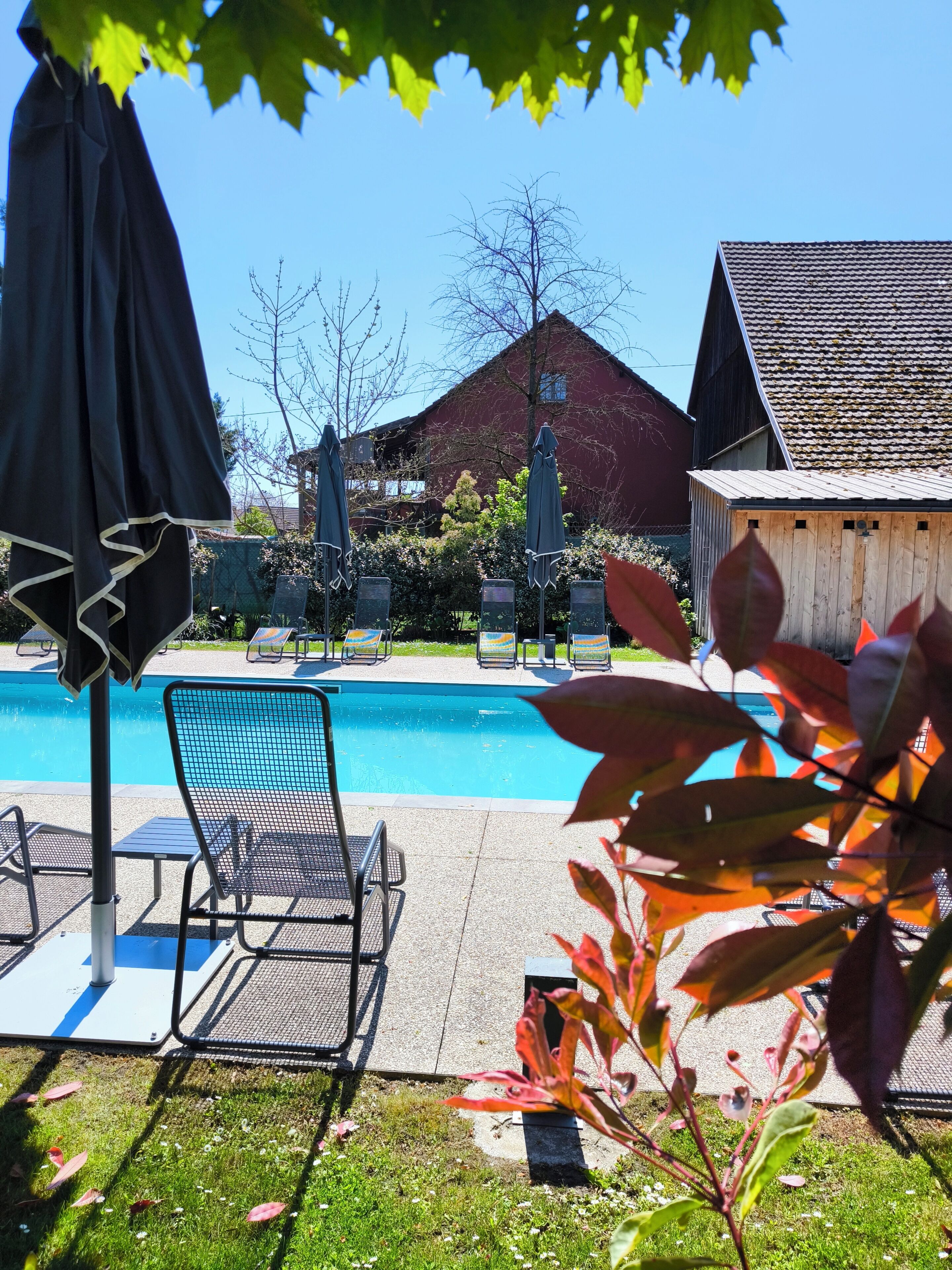 Una piscina al aire libre de temporada