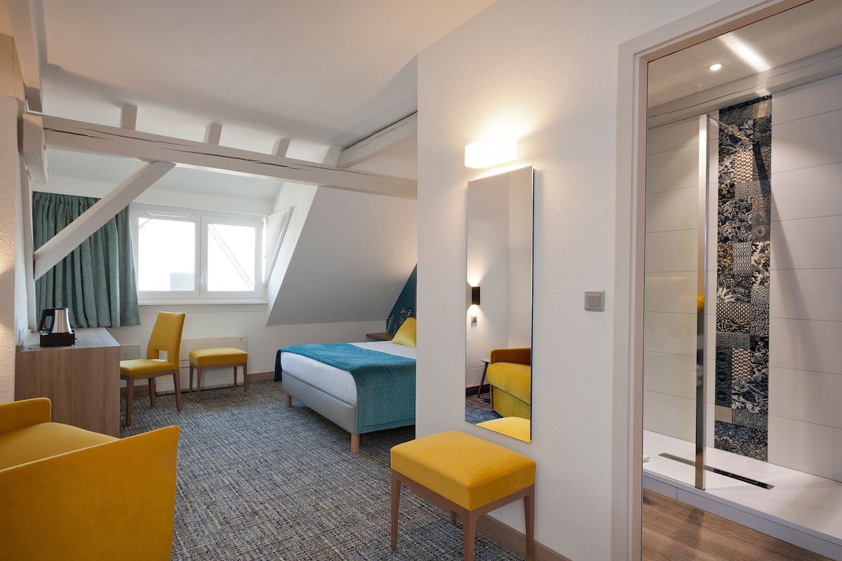 Comfort Quadruple Room, Multiple Beds | 3 bedrooms, in-room safe, desk, blackout drapes