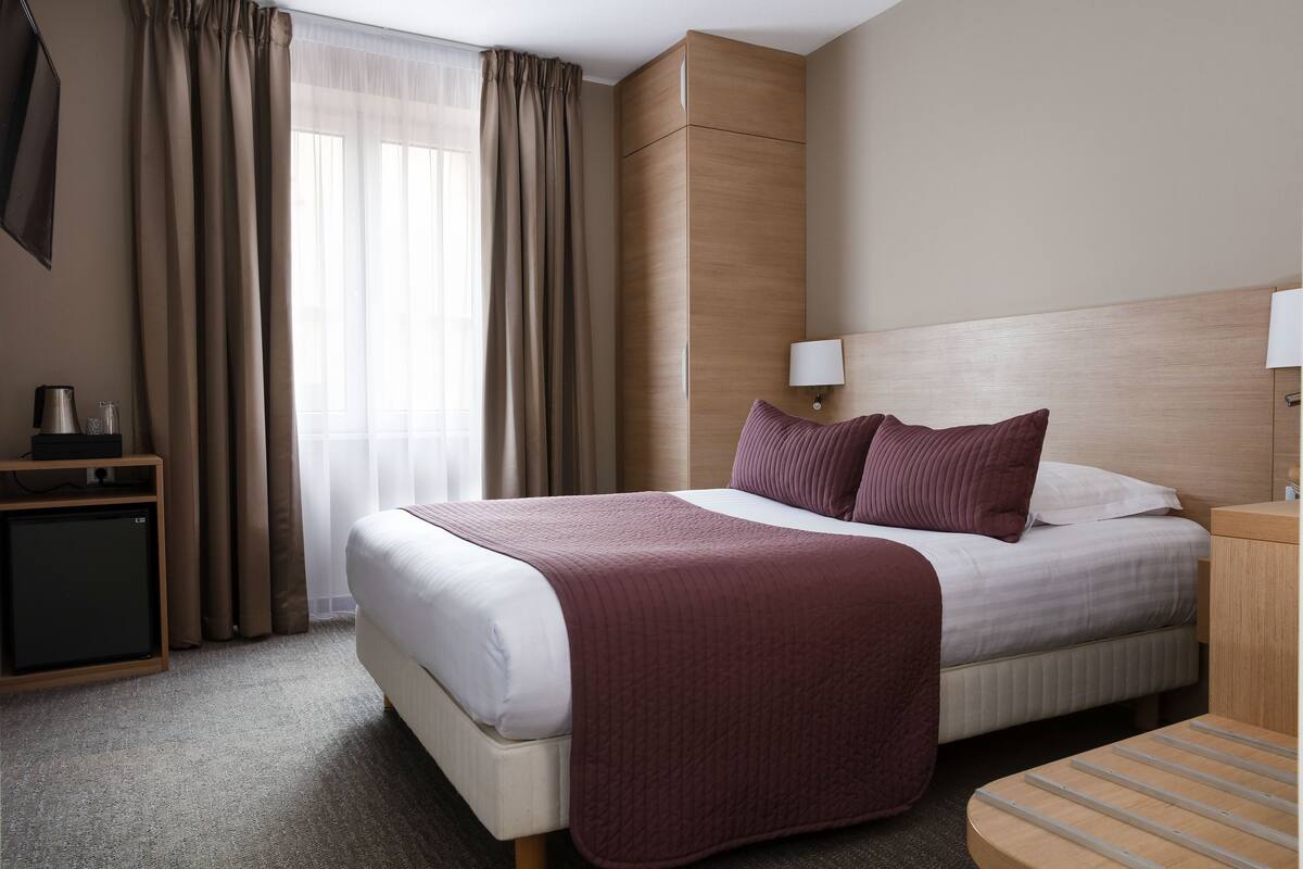 Kamar Basic, 1 Tempat Tidur Queen | Brankas, meja kerja, tirai kedap cahaya, dan kedap suara